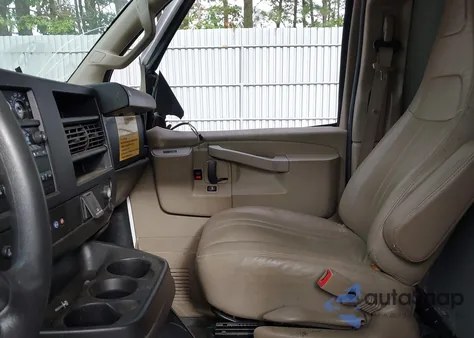 2018 Chevrolet Express 2500 Work Van z USA, uszkodzony, nr VIN 1GCWGAFP2J1336681